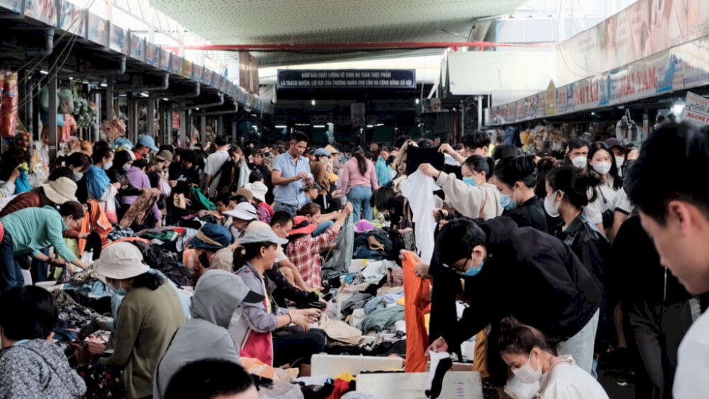 Khu vực riêng biệt cho hàng thời trang cũ gồm quần áo, giày dép, túi xách và phụ kiện đã qua sử dụng